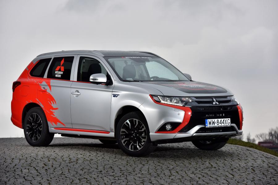  Mitsubishi Outlander PHEV Rally Style 2016 года  (фото 23 из 30)